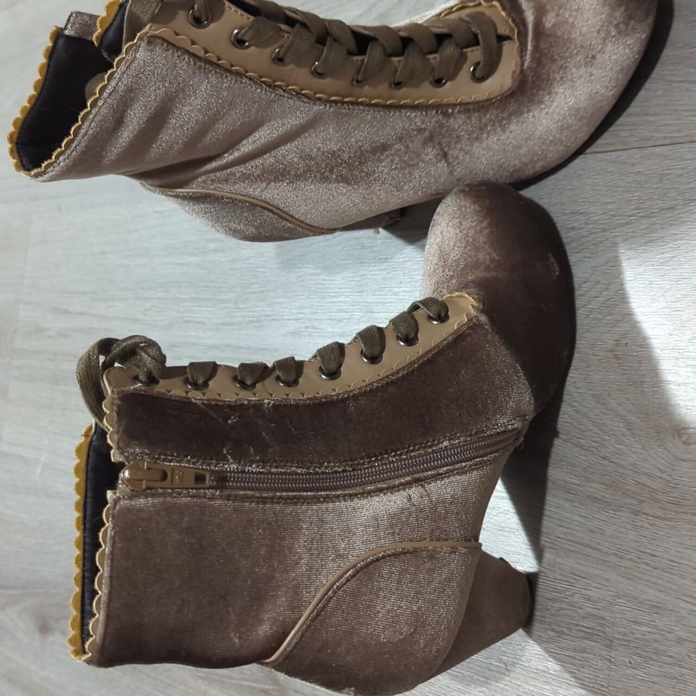 Laced heeled boots brown